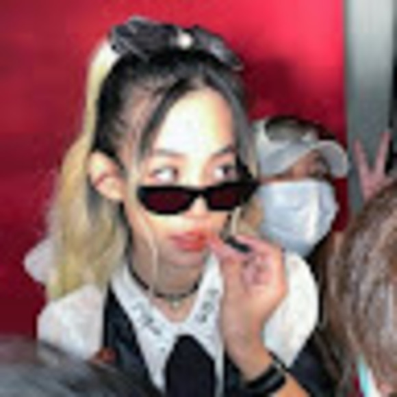 Meet your Posher, Nahomi - Picture 1 of 1